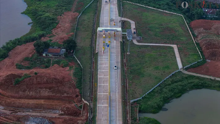 Foto udara memperlihatkan proyek pembangunan jalan tol Serpong Balaraja (Serbaraja) Seksi 1B (Simpang Susun CBD - Simpang Susun Legok) di kawasan Pagedangan, Kabupaten Tangerang, Banten, Minggu, 8 Desember 2024. (Poskota/ Ahmad Tri Hawaari)