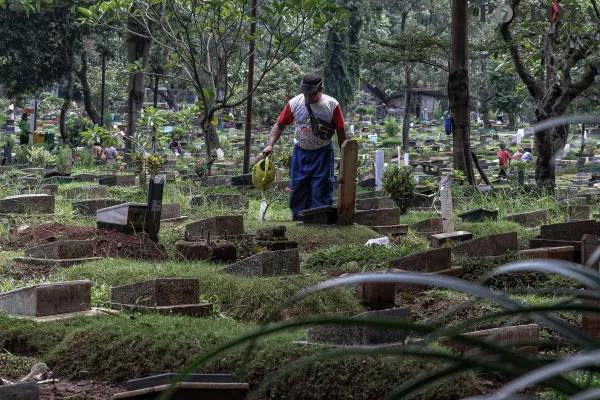 Petugas pemakaman saat membersihkan makam dan foto udara yang memperlihatkan penyempitan lahan di Tempat Pemakaman Umum (TPU) Karet Bivak, Tanah Abang, Jakarta Pusat, Minggu, 8 Desember 2024. (Poskota/ Ahmad Tri Hawaari)