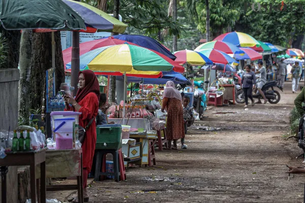 Petugas pemakaman saat membersihkan makam dan foto udara yang memperlihatkan penyempitan lahan di Tempat Pemakaman Umum (TPU) Karet Bivak, Tanah Abang, Jakarta Pusat, Minggu, 8 Desember 2024. (Poskota/ Ahmad Tri Hawaari)