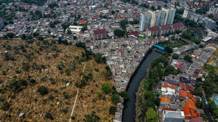 Petugas pemakaman saat membersihkan makam dan foto udara yang memperlihatkan penyempitan lahan di Tempat Pemakaman Umum (TPU) Karet Bivak, Tanah Abang, Jakarta Pusat, Minggu, 8 Desember 2024. (Poskota/ Ahmad Tri Hawaari)