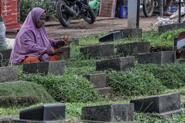 Petugas pemakaman saat membersihkan makam dan foto udara yang memperlihatkan penyempitan lahan di Tempat Pemakaman Umum (TPU) Karet Bivak, Tanah Abang, Jakarta Pusat, Minggu, 8 Desember 2024. (Poskota/ Ahmad Tri Hawaari)
