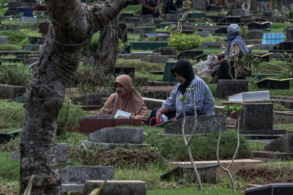 Petugas pemakaman saat membersihkan makam dan foto udara yang memperlihatkan penyempitan lahan di Tempat Pemakaman Umum (TPU) Karet Bivak, Tanah Abang, Jakarta Pusat, Minggu, 8 Desember 2024. (Poskota/ Ahmad Tri Hawaari)