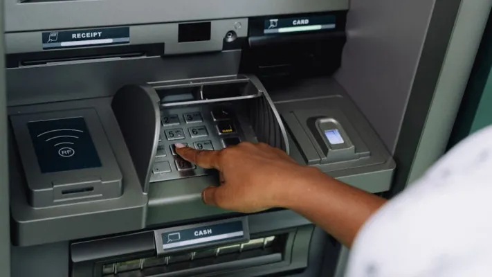 Panduan melakukan tarik tunai di ATM Mandiri dan BCA tanpa kartu. (Pixabay)