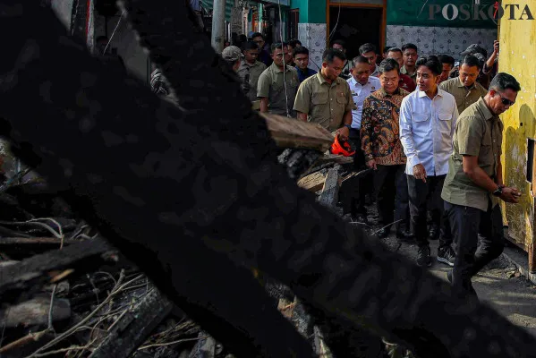 Wakil Presiden (Wapres) RI, Gibran Rakabuming Raka, mengunjungi tempat kebakaran di pemukiman padat penduduk Kebon Kosong, Kemayoran, Jakarta Pusat, Rabu, 11 Desember 2024. (Poskota/ Ahmad Tri Hawaari)