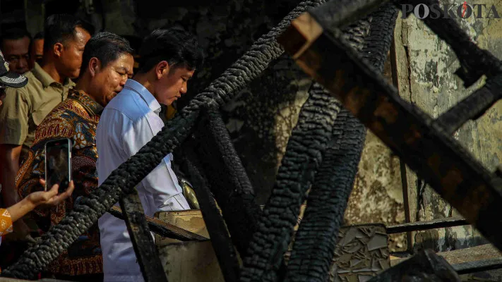 Wakil Presiden (Wapres) RI, Gibran Rakabuming Raka, mengunjungi tempat kebakaran di pemukiman padat penduduk Kebon Kosong, Kemayoran, Jakarta Pusat, Rabu, 11 Desember 2024. (Poskota/ Ahmad Tri Hawaari)