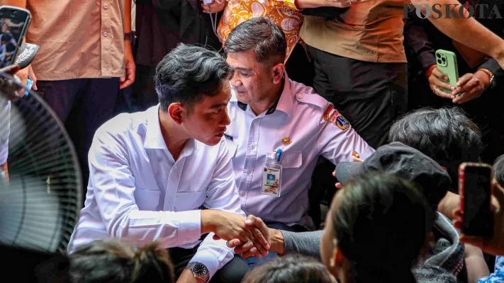 Wakil Presiden (Wapres) RI, Gibran Rakabuming Raka, mengunjungi tempat kebakaran di pemukiman padat penduduk Kebon Kosong, Kemayoran, Jakarta Pusat, Rabu, 11 Desember 2024. (Poskota/ Ahmad Tri Hawaari)