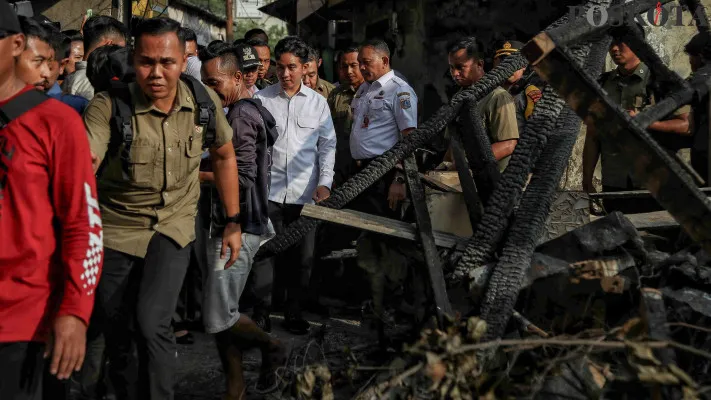 Wakil Presiden (Wapres) RI, Gibran Rakabuming Raka, mengunjungi tempat kebakaran di pemukiman padat penduduk Kebon Kosong, Kemayoran, Jakarta Pusat, Rabu, 11 Desember 2024. (Poskota/ Ahmad Tri Hawaari)