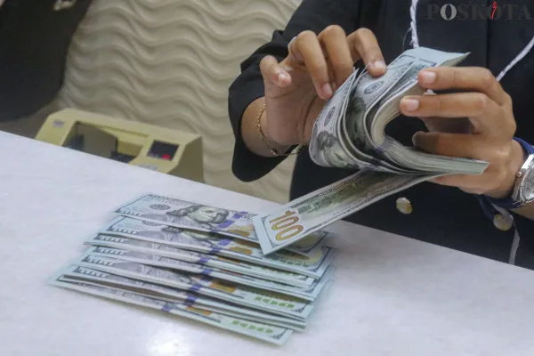 Uang pecahan dolar AS dan rupiah di gerai penukaran mata uang asing, di Kwitang, Jakarta Pusat, Selasa, 17 Desember 2024. (Poskota/ Ahmad Tri Hawaari)