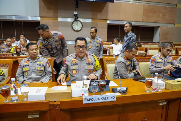 Korban penganiayaan Dwi Ayu Darmawati (tengah) saat mengikuti Rapat Dengar Pendapat (RDP) dengan Komisi III DPR dan Kapolda Kalimantan Tengah di Kompleks Parlemen, Senayan, Jakarta Pusat, Selasa, 17 Desember 2024. (Poskota/ Ahmad Tri Hawaari)