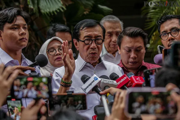 Mantan Menteri Hukum dan HAM periode 2019-2024 Yasonna Laoly usai diperiksa oleh KPK selama7 jam di Gedung Merah Putih KPK, Kuningan, Jakarta Selatan, Rabu, 18 Desember 2024. (Poskota/Ahmad Tri Hawaari)