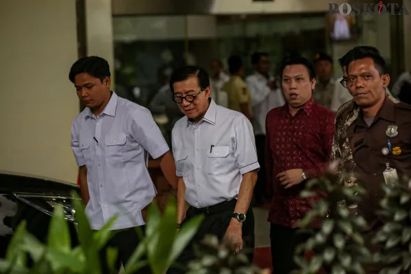 Mantan Menteri Hukum dan HAM periode 2019-2024 Yasonna Laoly usai diperiksa oleh KPK selama7 jam di Gedung Merah Putih KPK, Kuningan, Jakarta Selatan, Rabu, 18 Desember 2024. (Poskota/Ahmad Tri Hawaari)