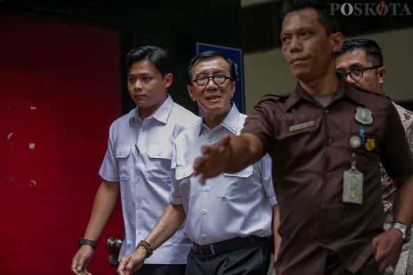 Mantan Menteri Hukum dan HAM periode 2019-2024 Yasonna Laoly usai diperiksa oleh KPK selama7 jam di Gedung Merah Putih KPK, Kuningan, Jakarta Selatan, Rabu, 18 Desember 2024. (Poskota/Ahmad Tri Hawaari)