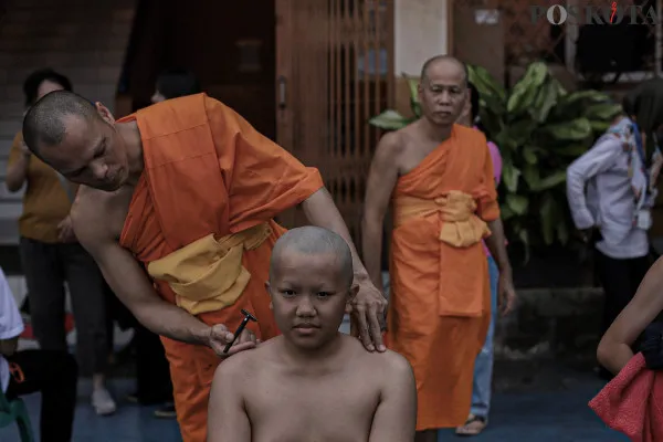 Bhikkhu mencukur rambut Samanera (calon Bikkhu) saat ritual cukur rambut dalam rangkaian Pabajja Samanera Sementara di Perguruan Buddhi, Kota Tangerang, Banten, Jumat, 20 Desember 2024. (Poskota/ Ahmad Tri Hawaari)