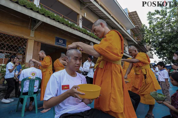 Bhikkhu mencukur rambut Samanera (calon Bikkhu) saat ritual cukur rambut dalam rangkaian Pabajja Samanera Sementara di Perguruan Buddhi, Kota Tangerang, Banten, Jumat, 20 Desember 2024. (Poskota/ Ahmad Tri Hawaari)