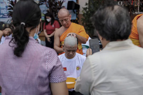 Ritual Cukur Rambut Pabajja Samanera untuk Calon Biksu