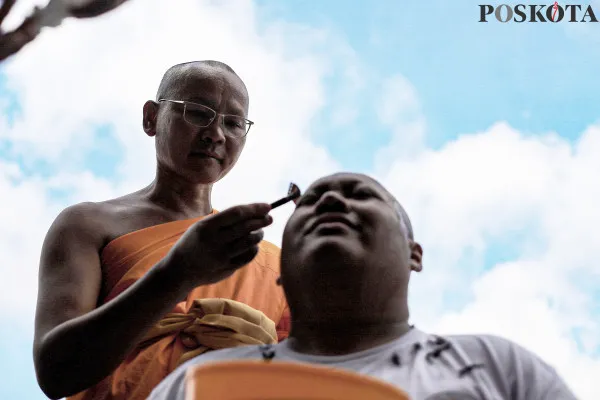 Bhikkhu mencukur rambut Samanera (calon Bikkhu) saat ritual cukur rambut dalam rangkaian Pabajja Samanera Sementara di Perguruan Buddhi, Kota Tangerang, Banten, Jumat, 20 Desember 2024. (Poskota/ Ahmad Tri Hawaari)