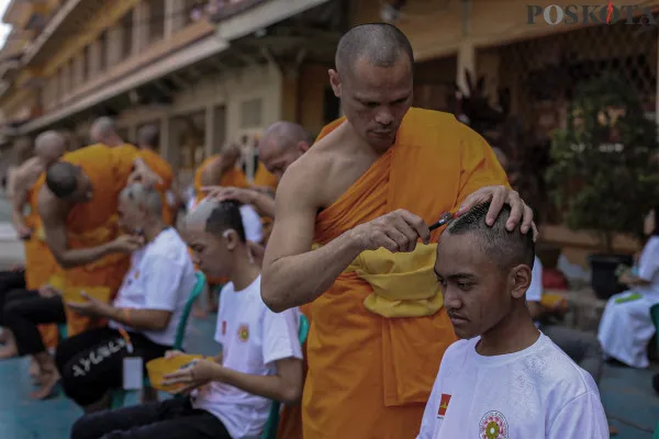 Bhikkhu mencukur rambut Samanera (calon Bikkhu) saat ritual cukur rambut dalam rangkaian Pabajja Samanera Sementara di Perguruan Buddhi, Kota Tangerang, Banten, Jumat, 20 Desember 2024. (Poskota/ Ahmad Tri Hawaari)