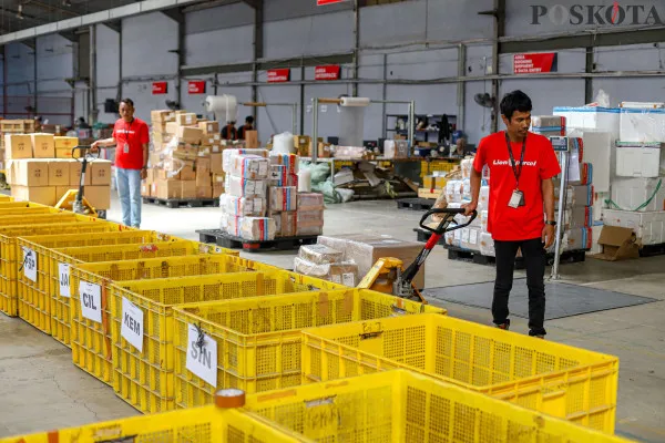 Petugas saat menyortir paket barang yang dibungkus menggunakan dus kemasanuntuk sebelum dikirim ke pelanggan di salah satu perusahaan pengiriman barang, Kota Tangerang, Banten, Minggu, 22 Desember 2024. (Poskota/ Ahmad Tri Hawaari)