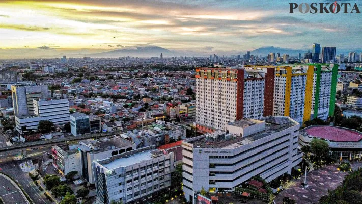 Aktivitas warga dan foto udara gedung bertingkat dengan latar belakang gunung Gede dan Pangrango di kawasan Matraman dan Jatinegara, Jakarta Timur, Kamis, 26 Desember 2024. (Poskota/ Ahmad Tri Hawaari)