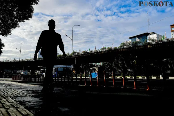 Aktivitas warga dan foto udara gedung bertingkat dengan latar belakang gunung Gede dan Pangrango di kawasan Matraman dan Jatinegara, Jakarta Timur, Kamis, 26 Desember 2024. (Poskota/ Ahmad Tri Hawaari)