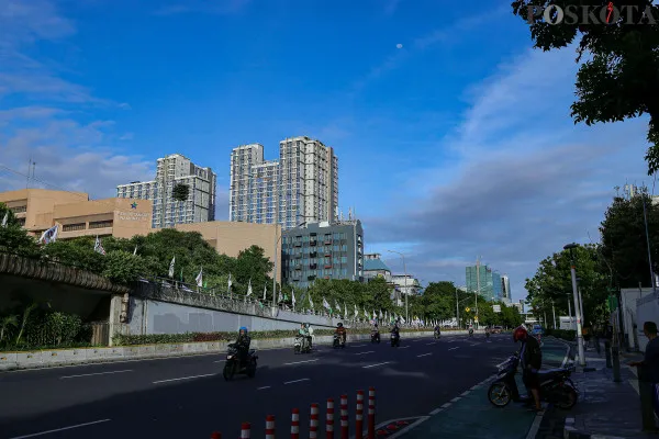 Aktivitas warga dan foto udara gedung bertingkat dengan latar belakang gunung Gede dan Pangrango di kawasan Matraman dan Jatinegara, Jakarta Timur, Kamis, 26 Desember 2024. (Poskota/ Ahmad Tri Hawaari)