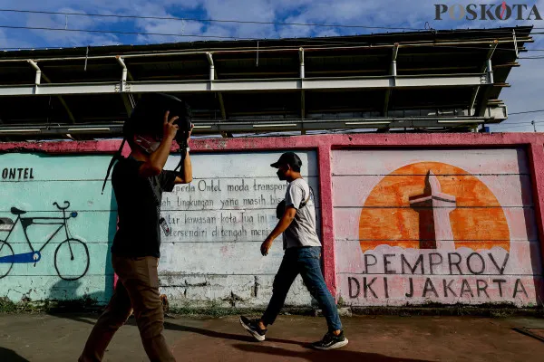 Aktivitas warga dan foto udara gedung bertingkat dengan latar belakang gunung Gede dan Pangrango di kawasan Matraman dan Jatinegara, Jakarta Timur, Kamis, 26 Desember 2024. (Poskota/ Ahmad Tri Hawaari)