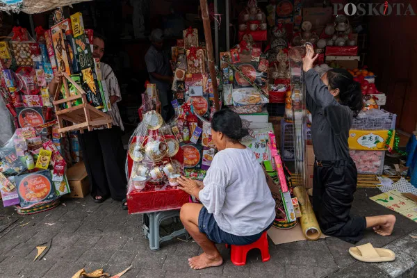Pedagang saat mengemas paket parsel Natal 2024 dan Tahun Baru 2025 di kawasan Jalan Barito, Kebayoran Baru, Jakarta Selatan, Kamis, 26 Desember 2024. (Poskota/ Ahmad Tri Hawaari)