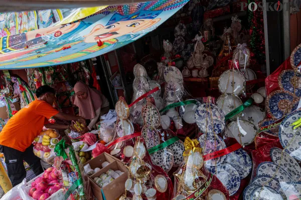 Pedagang saat mengemas paket parsel Natal 2024 dan Tahun Baru 2025 di kawasan Jalan Barito, Kebayoran Baru, Jakarta Selatan, Kamis, 26 Desember 2024. (Poskota/ Ahmad Tri Hawaari)