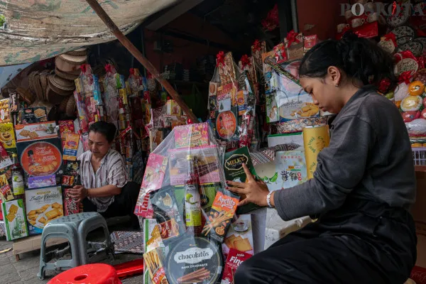 Pedagang saat mengemas paket parsel Natal 2024 dan Tahun Baru 2025 di kawasan Jalan Barito, Kebayoran Baru, Jakarta Selatan, Kamis, 26 Desember 2024. (Poskota/ Ahmad Tri Hawaari)