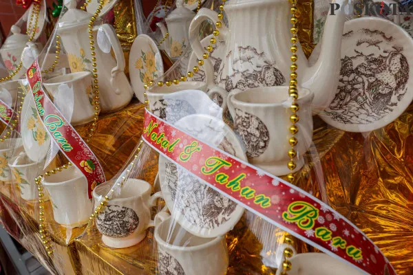 Pedagang saat mengemas paket parsel Natal 2024 dan Tahun Baru 2025 di kawasan Jalan Barito, Kebayoran Baru, Jakarta Selatan, Kamis, 26 Desember 2024. (Poskota/ Ahmad Tri Hawaari)