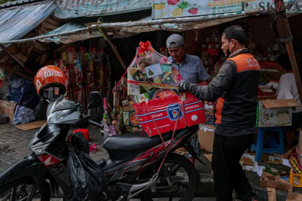 Pedagang saat mengemas paket parsel Natal 2024 dan Tahun Baru 2025 di kawasan Jalan Barito, Kebayoran Baru, Jakarta Selatan, Kamis, 26 Desember 2024. (Poskota/ Ahmad Tri Hawaari)
