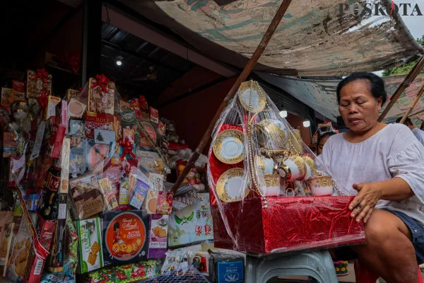 Pedagang saat mengemas paket parsel Natal 2024 dan Tahun Baru 2025 di kawasan Jalan Barito, Kebayoran Baru, Jakarta Selatan, Kamis, 26 Desember 2024. (Poskota/ Ahmad Tri Hawaari)