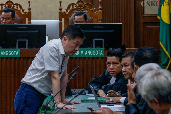 Terdakwa kasus korupsi rekayasa transaksi emas Antam Budi Said digiring petugas, dan saksi kasus tersebut saat menjalani sidang putusan di Pengadilan Tipikor, Kemayoran, Jakarta Pusat, Jumat, 27 Desember 2024. (Poskota/ Ahmad tri Hawaari)