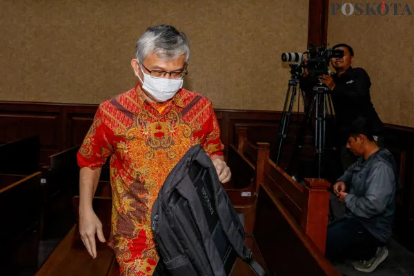 Terdakwa kasus korupsi rekayasa transaksi emas Antam Budi Said digiring petugas, dan saksi kasus tersebut saat menjalani sidang putusan di Pengadilan Tipikor, Kemayoran, Jakarta Pusat, Jumat, 27 Desember 2024. (Poskota/ Ahmad tri Hawaari)