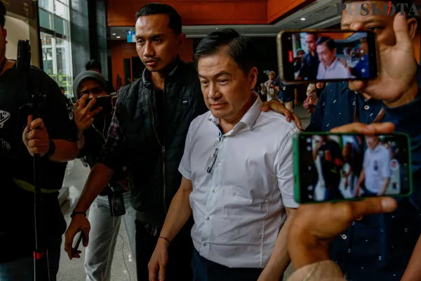 Terdakwa kasus korupsi rekayasa transaksi emas Antam Budi Said digiring petugas, dan saksi kasus tersebut saat menjalani sidang putusan di Pengadilan Tipikor, Kemayoran, Jakarta Pusat, Jumat, 27 Desember 2024. (Poskota/ Ahmad tri Hawaari)