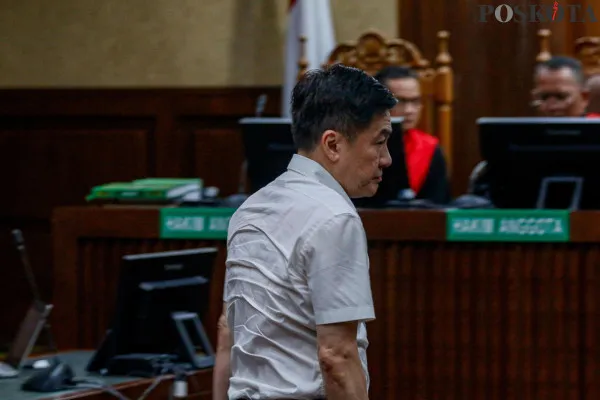 Terdakwa kasus korupsi rekayasa transaksi emas Antam Budi Said digiring petugas, dan saksi kasus tersebut saat menjalani sidang putusan di Pengadilan Tipikor, Kemayoran, Jakarta Pusat, Jumat, 27 Desember 2024. (Poskota/ Ahmad tri Hawaari)