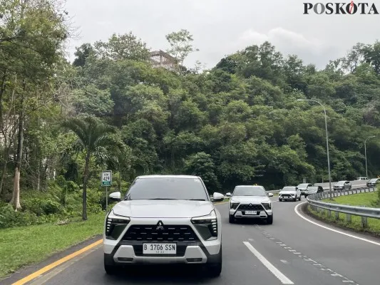 Mitsubishi XForce saat melintas di jalan. Toga