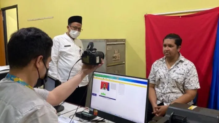 Suku Dukcapil Jakarta Utara melakukan perekaman e-KTP untuk WNA. (Ist)