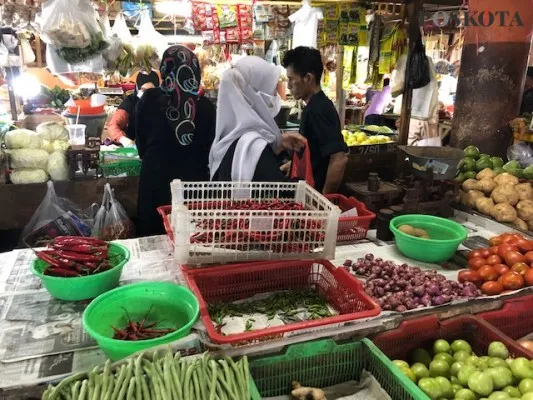 Pedagang sayur mayur di Pasar Tomang Barat, Grogol Petamburan, Jakarta Barat. (Pandi)