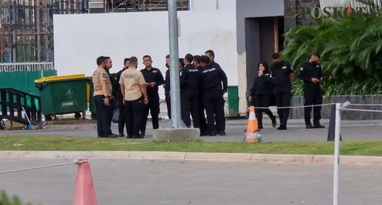 Sejumlah polisi dan petugas keamanan berjaga di Holywings PIK, terkait swepping. (foto:poskota/ivan)