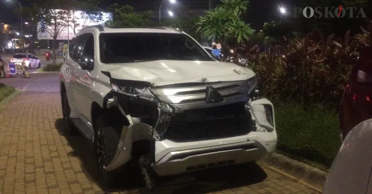 Mobil Mitsubishi Pajero rusak setelah menabrak Alpard dan tiang listrik di PIK, Jakut. (foto: ivan)