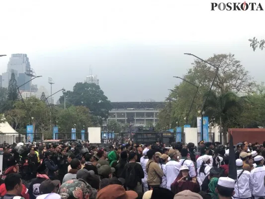 Massa demo tolak konser Coldplay di GBK Senayan, Jakarta Pusat sempat saling dorong dengan Polisi. (Pandi)