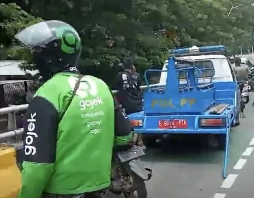 Kendaraan Dinas Satpol PP menabrak pengendara roda dua di kawasan Tanjung Priok, Jakut. (Ist)