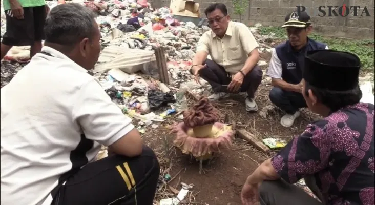 Teks Foto: Bunga bangkai tumbuh di halaman rumah warga kawasan Kembangan, Jakarta Barat. (Pandi)