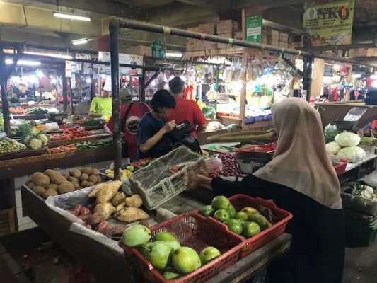 Pedagang sayur mayur di Pasar Tomang Barat, Grogol Petamburan, Jakarta Barat. (Pandi)