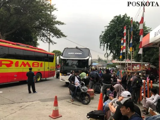 Suasana di Terminal Bus AKAP Kalideres, Jakarta Barat. (Poskota/Pandi)