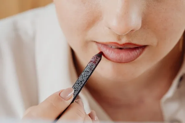 Cara memakai lip liner bagi pemula (pexels/Karolina Kaboompics)