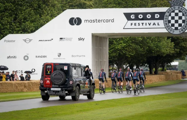 INEOS Grenadier ambil bagian di Goodwood Festival of Speed yang diiringi oleh pembalap sepeda Elit. (Foto/INEOS)