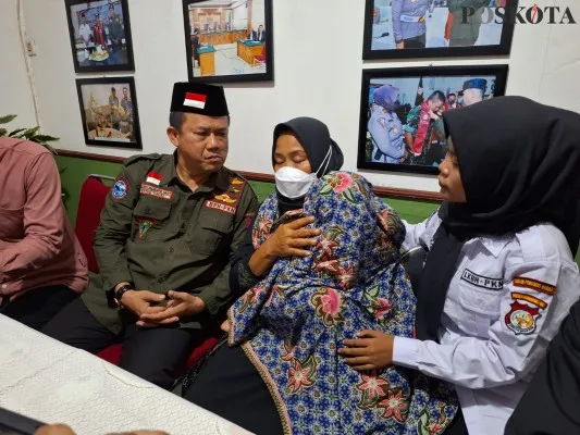 Ibu korban memakai masker saat menggendong anak P saat didampingi tim konsultasi hukum. (Dok  PoskotaIhsan).