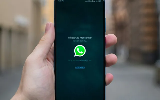 Ilustrasi ubah tampilan WhatsApp android. (Unsplash/Mika Baumeister)